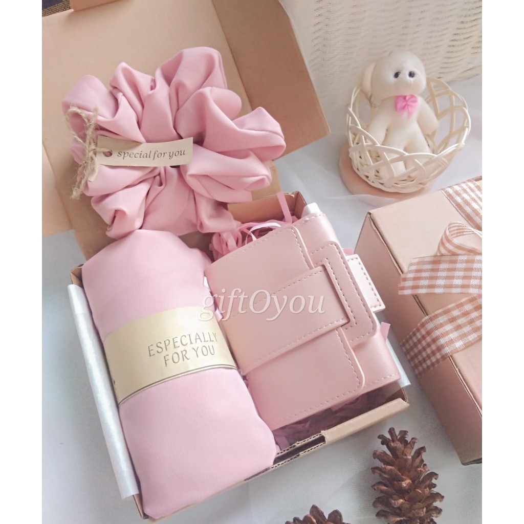 

Kado hadiah muslimah / kado jilbab dompet sajadah / kado wisuda ulang tahun semprop / hampers jilbab / gift box / kado guru / kado hadiah gift hari ibu /New Product 2025