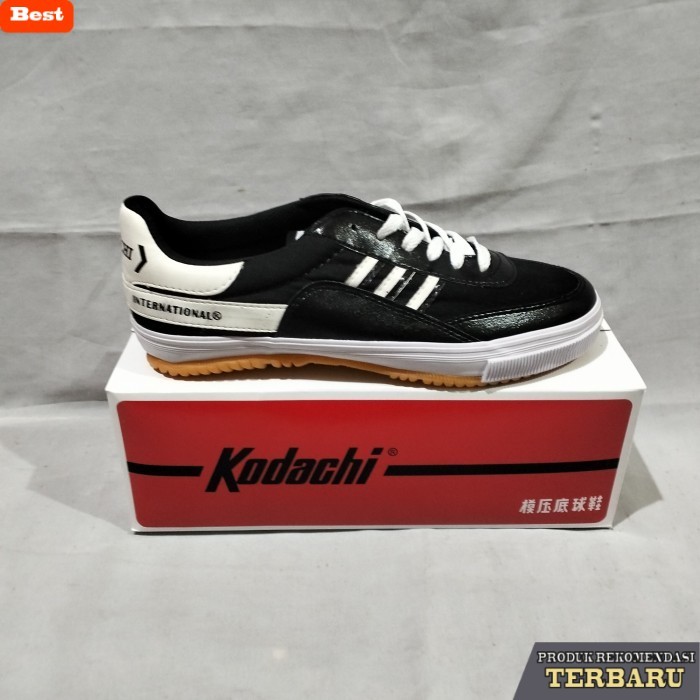 rekomendasi sepatu olahraga brand lokal Sepatu badminton bulutangkis KODACHI 8116 HITAM PUTIH
