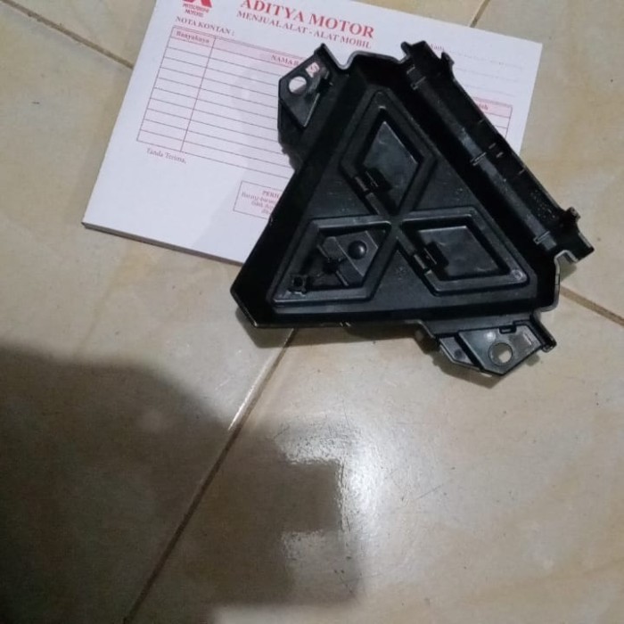 emblem logo merk tiga berlian new xpander cross 2021-2024