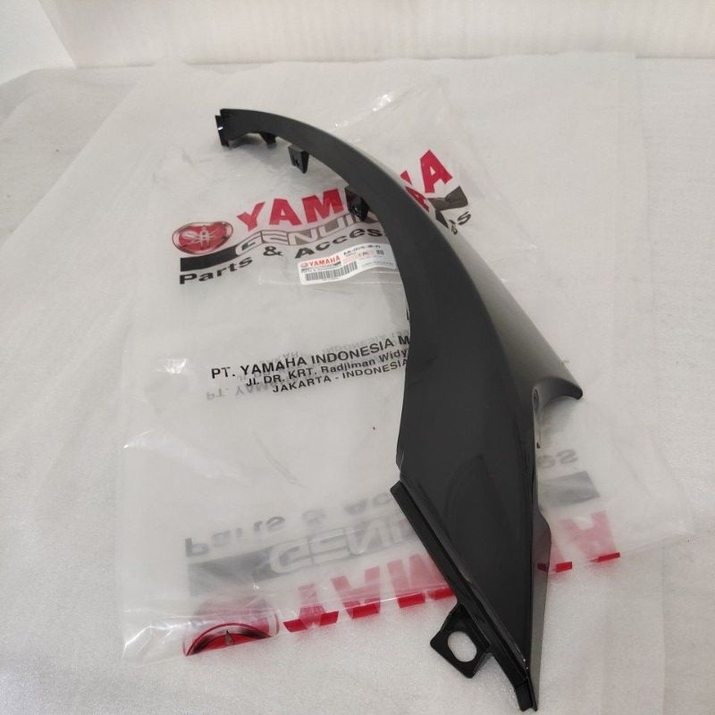 Cover sambungan alas Dek Bawah KANAN  Yamaha Mio Fino 125 Hitam ORIGINAL BJ8-F837D-00-P2 MURAH SAYAN