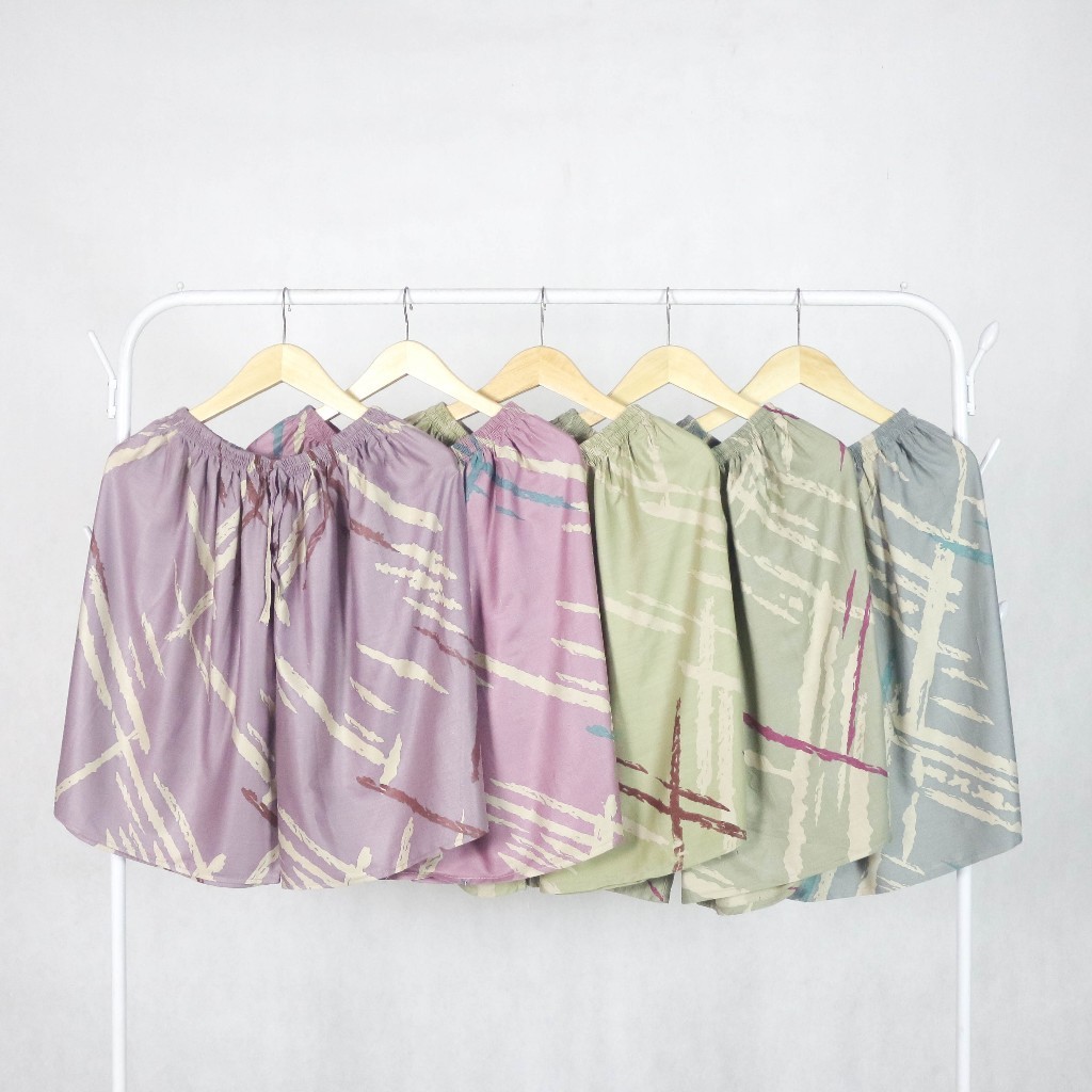 Celana Pendek Wanita Selutut / Celana Pendek Wanita Jumbo Motif Strip Bahan Rayon