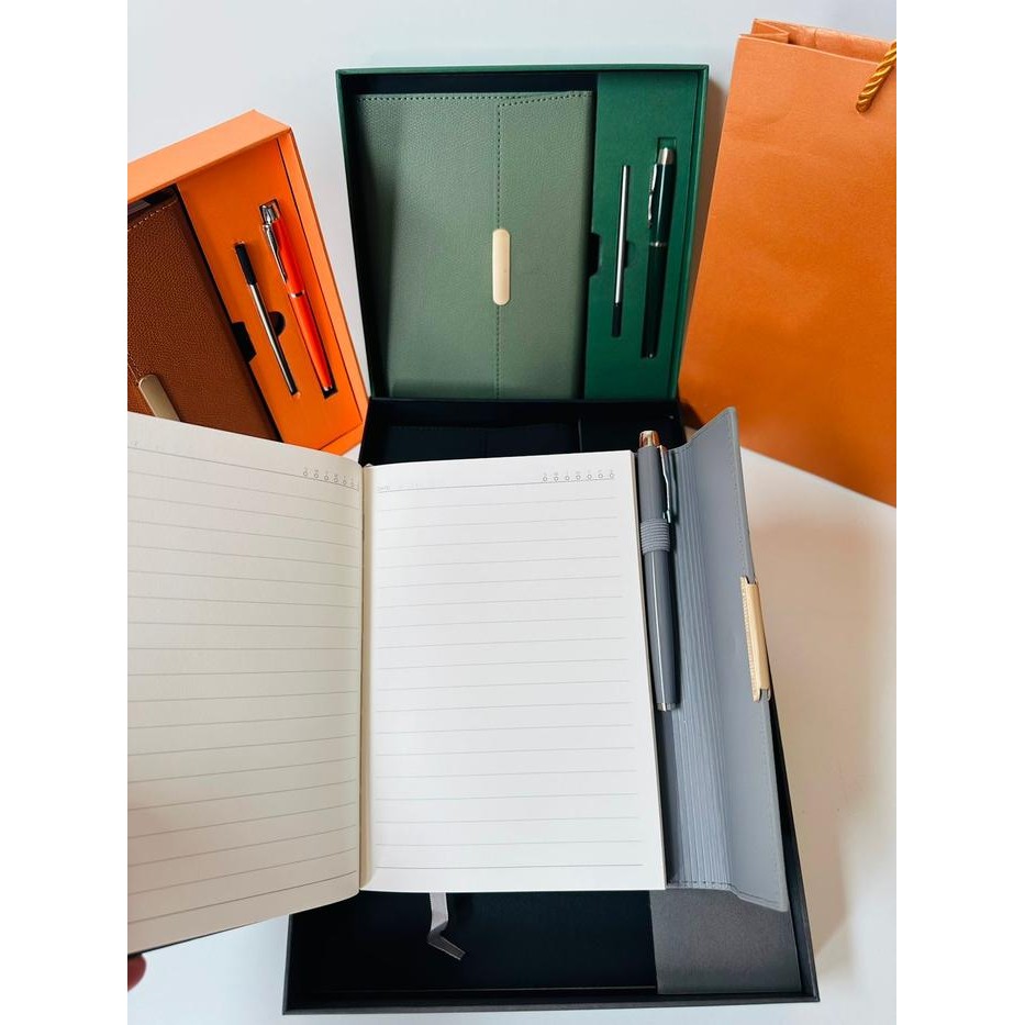 

TERLARIS! A011 Giftset Hampers 2in1 Notebook A5 Exclusive Bonus Ballpoint dan Totebag Buku Catatan Agenda - A012-ABU-ABU