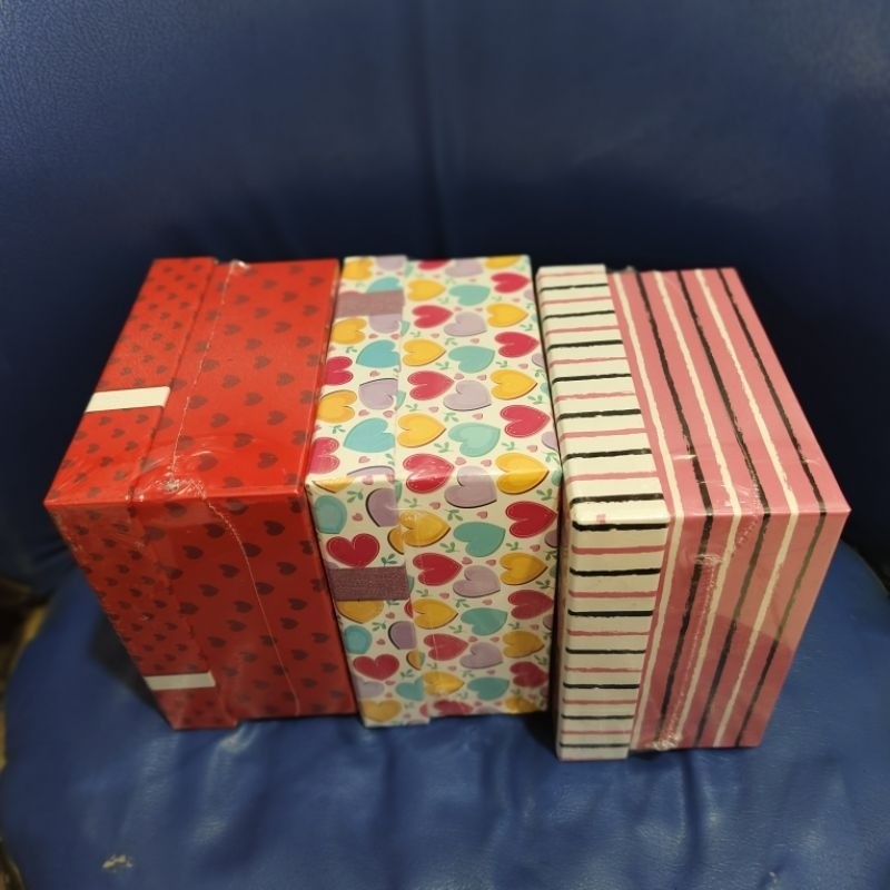 

tempat kotak kado kecil uk. 16x16x9, motif random