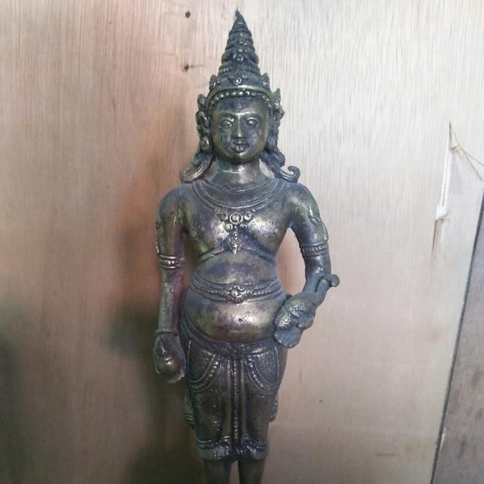 patung Kuvera Kubera berdiri