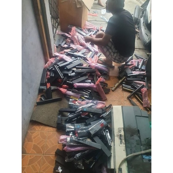 SB - Baterai laptop merk samsung bekas kantor 6 cell .