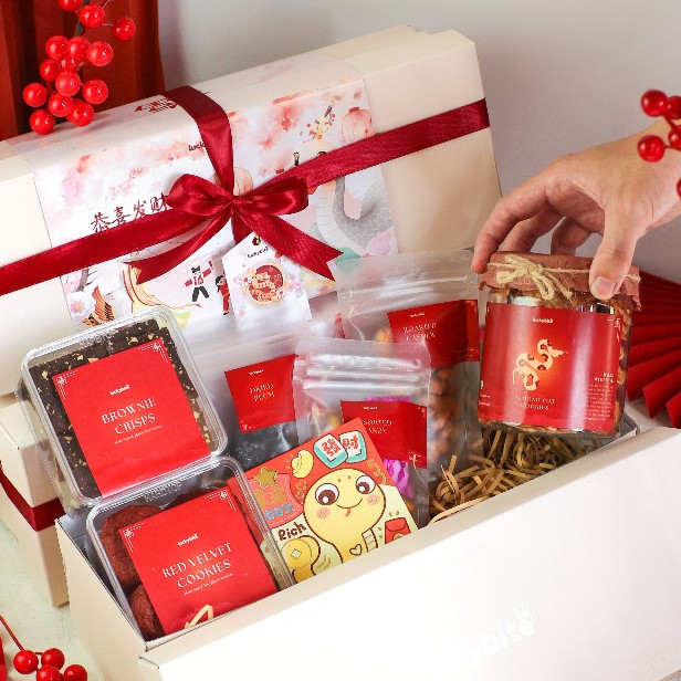 

Hampers Imlek / CNY Hampers / Parcel Imlek - Semi Hardbox - Oatmeal Cookies + Red Velvet Cookies + Brownie Crisps + Kacang Mede + Miniatur Naga + FREE KARTU + PITA + VOUCHER + BUBBLE WRAP | LUCKYBITE /Update 2025