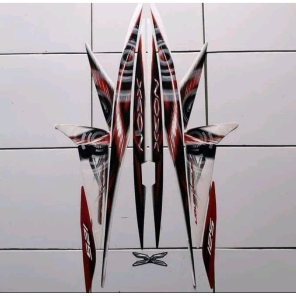 Stiker Striping Lis Les Bodi Motor Yamaha Xeon 2012 Karbu Hitam Putih barang baru non original kuali