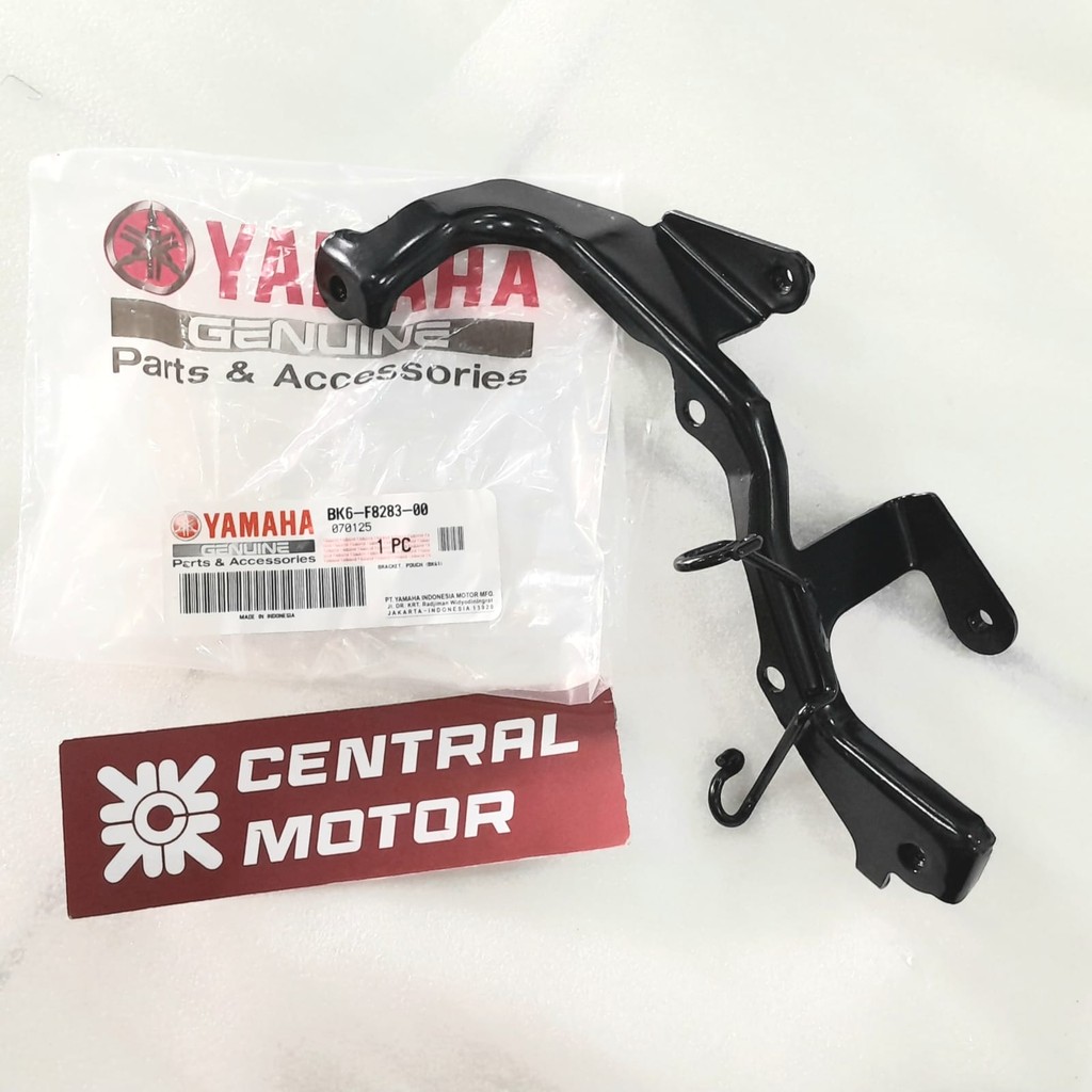 BRACKET POUCH FAIRING BAWAH KANAN DUDUKKAN TABUNG CADANGAN AIR RADIATOR R15 VVA V3 ORI YGP BK6-F8283