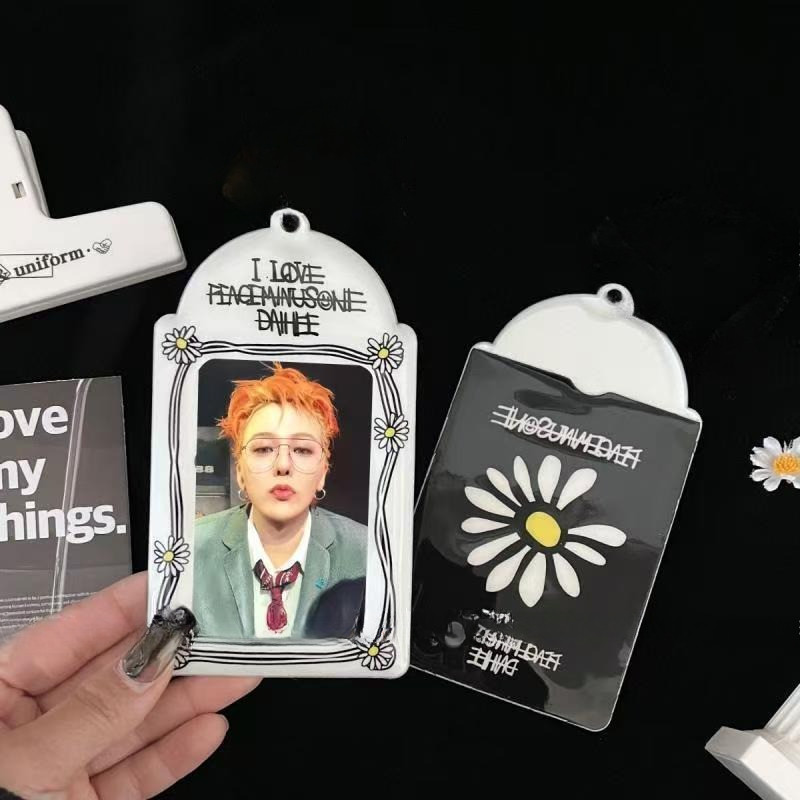 

INS 3Inch/2R Black White Daisy Photo Holder Kpop Idol GD Photo Small Card Storage Bag Display Pendant Id Card Bus Card Protective Case Trendy Star Chasing Gift