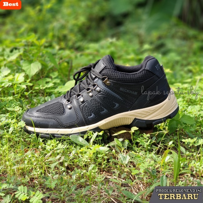 rekomendasi sepatu olahraga brand lokal Sepatu Outdoor Gunung Pria Beckham Paramount Low Hitam Abu S