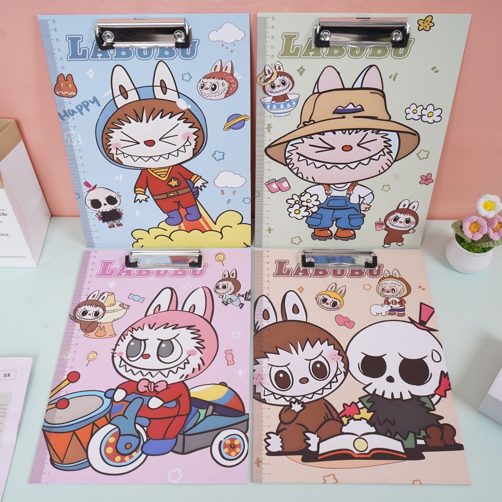 

THE VIRAL STORE Papan Jalan Clipboard Karakter LABUBU LABULABU LUBABU THE MONSTER POPMART Ukuran A4 Ready 4 Variant Warna Bahan Kayu Kokoh Awet Kualitas Terbaik