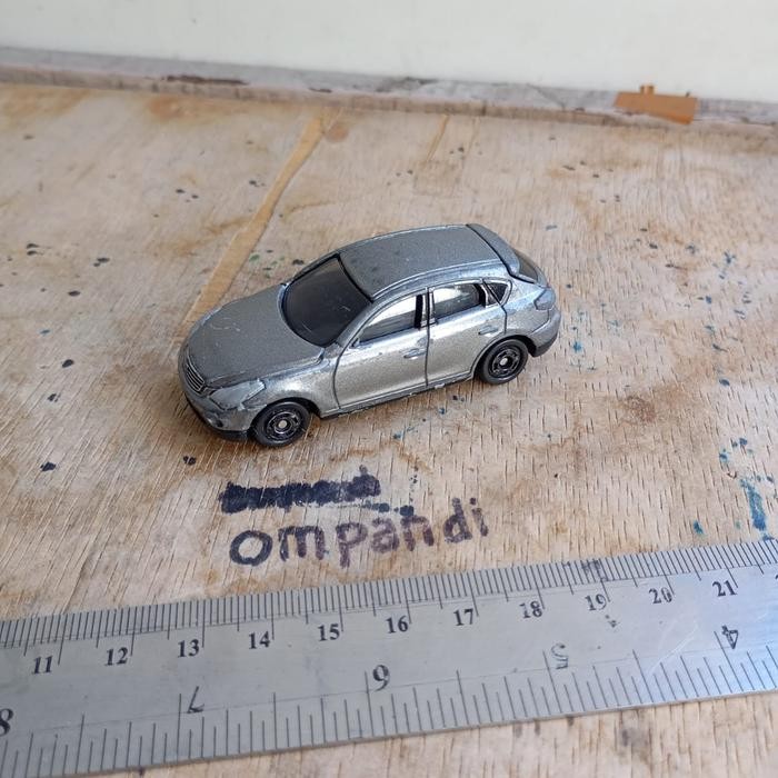 EO99 diecast tomica Nissan skyline crossover bekas