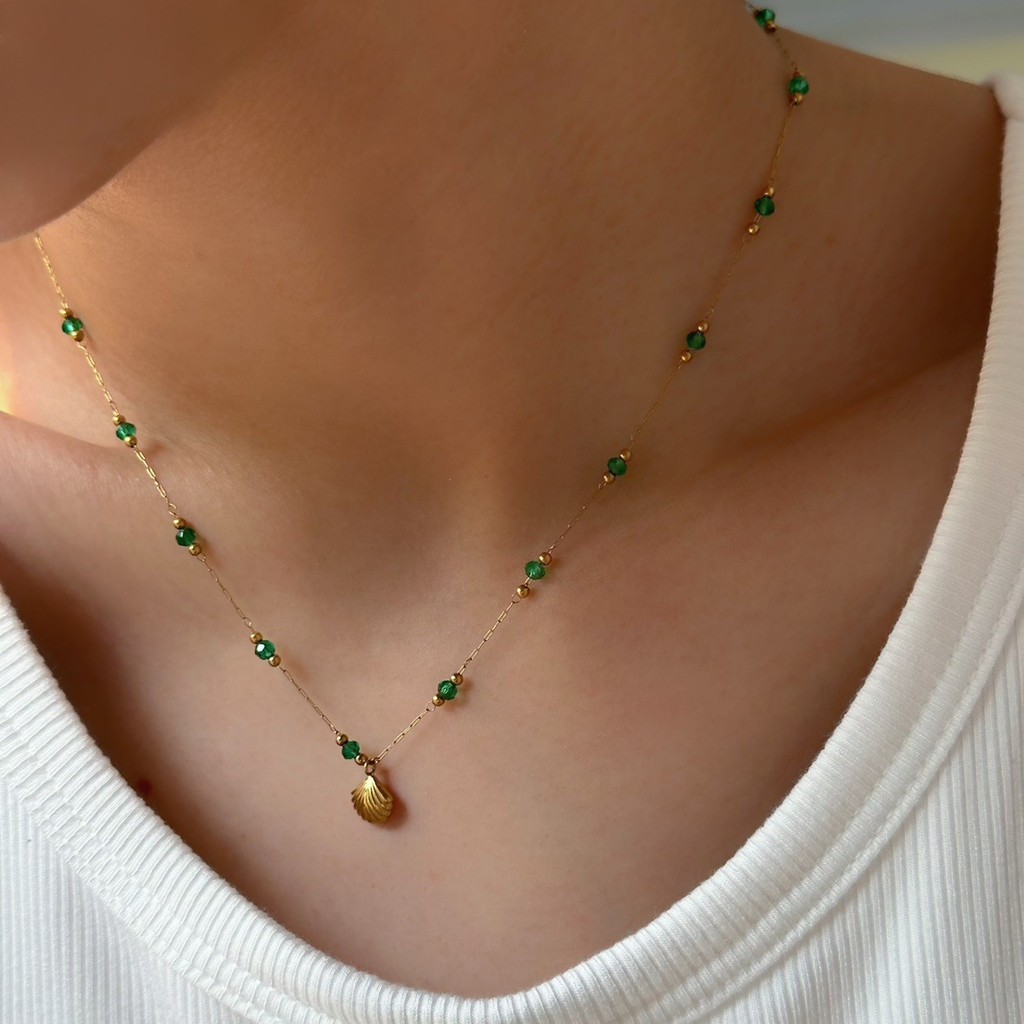 Kalung Titanium Vintage dengan Batu Zamrud dan Liontin Kerang Gold Harga Grosir