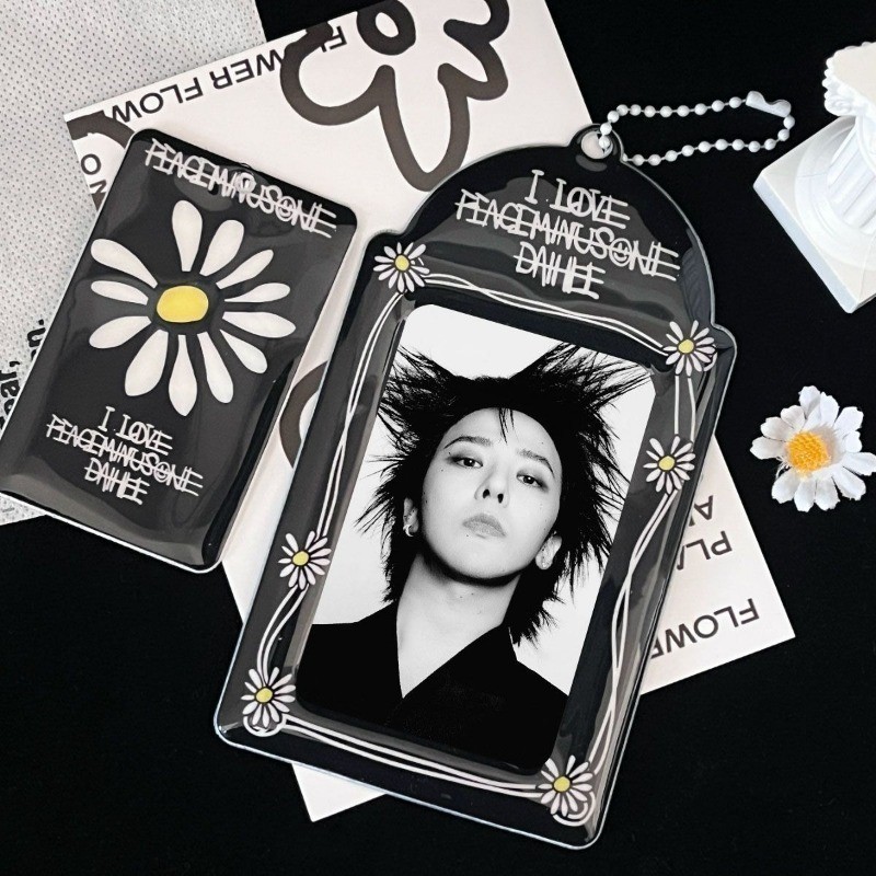 

INS 3 Inci / 2R Daisy Hitam Putih Rak Foto Kartu Foto Idol GD Kpop Tas Pengangkut Tampilkan Gantung Kartu Identitas Kartu Bus Perlindungan Hadiah Pengejar Bintang Mode