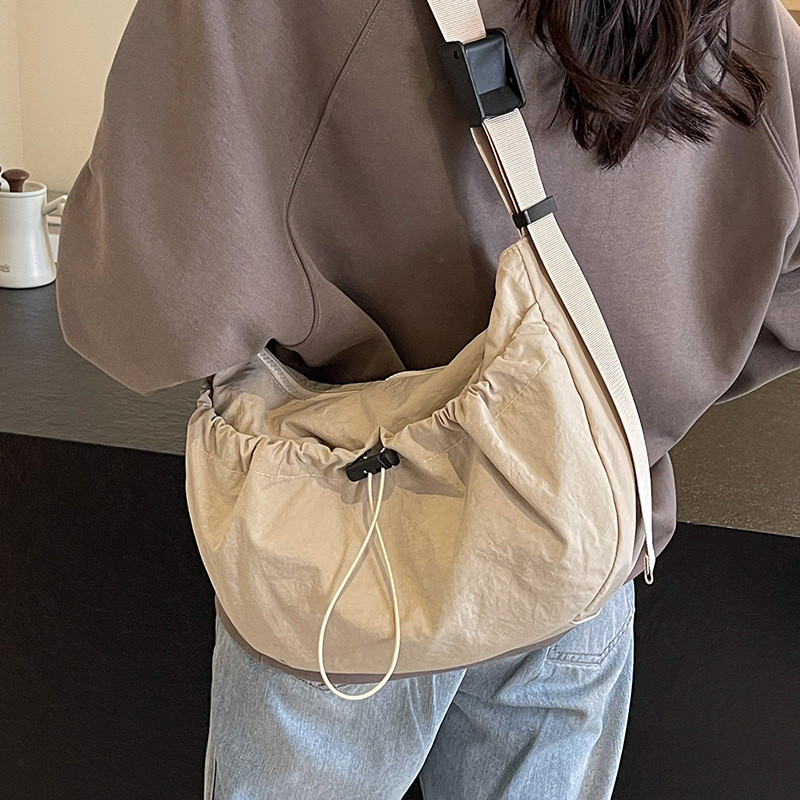 

New Niche Design Nylon Shoulder Bag Fashionable Solid Color Pleated Crossbody Bag Casual Versatile Classroom Commuting SaddleBag