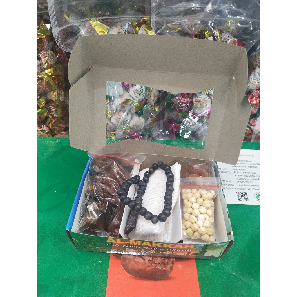 

Paket Oleh Oleh Haji dan Umroh Kurma 7, Peci, Tasbeh kayu, Kismis, Kacang arab