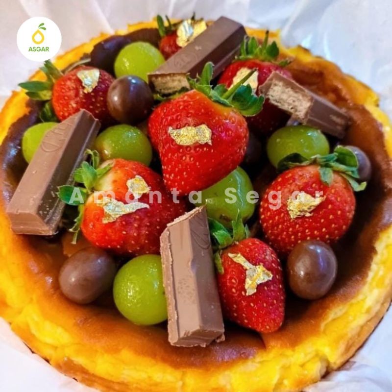 

Burnt Cheesecake dengan Buah Strawberry Anggur dan Cokelat Ukuran Diameter 18 cm Untuk Event Hajatan Ulang Tahun Lamaran Pernikahan Pre Order H-1 sampai dengan H-2 Pengiriman dari Amanta Project atau Amanta Segar Kota Bogor