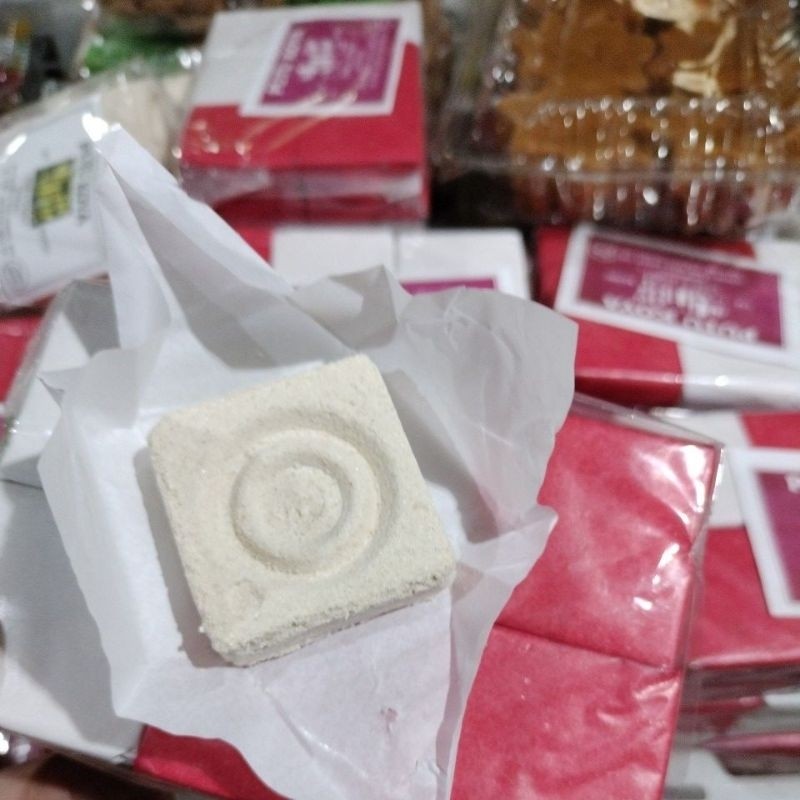

Makanan jadul putu koya harga 1 bungkus isi 12 pcs