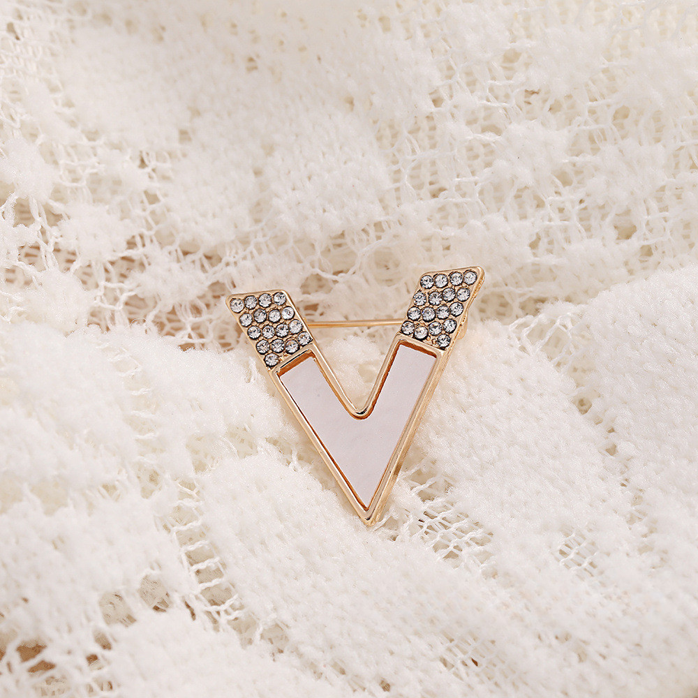 Bros huruf V kreatif baru, Temperamen mode, aksesori jas dan mantel kelas atas grosir
