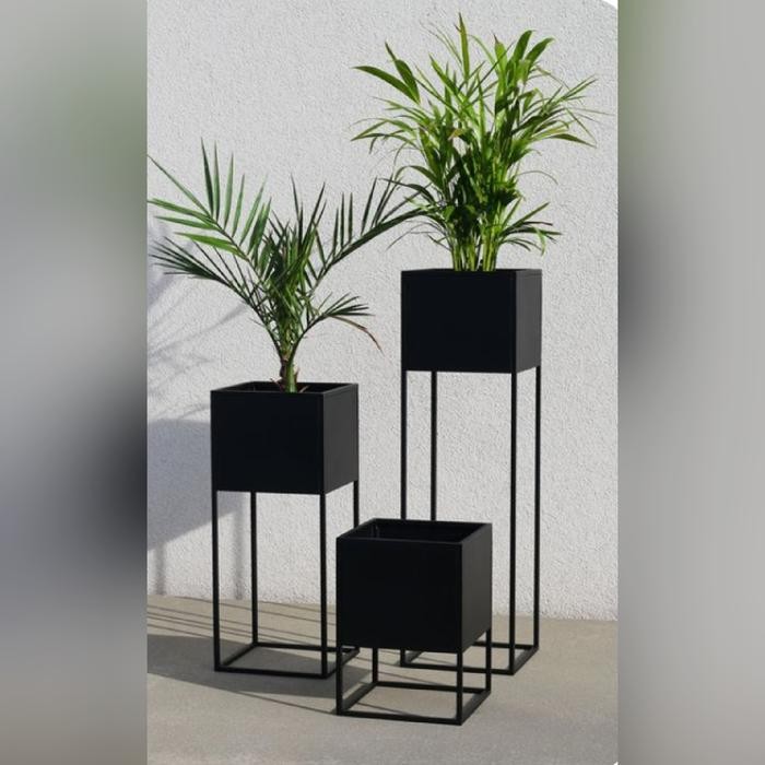 standing pot bunga kotak berikut pot bunga kotak - gold