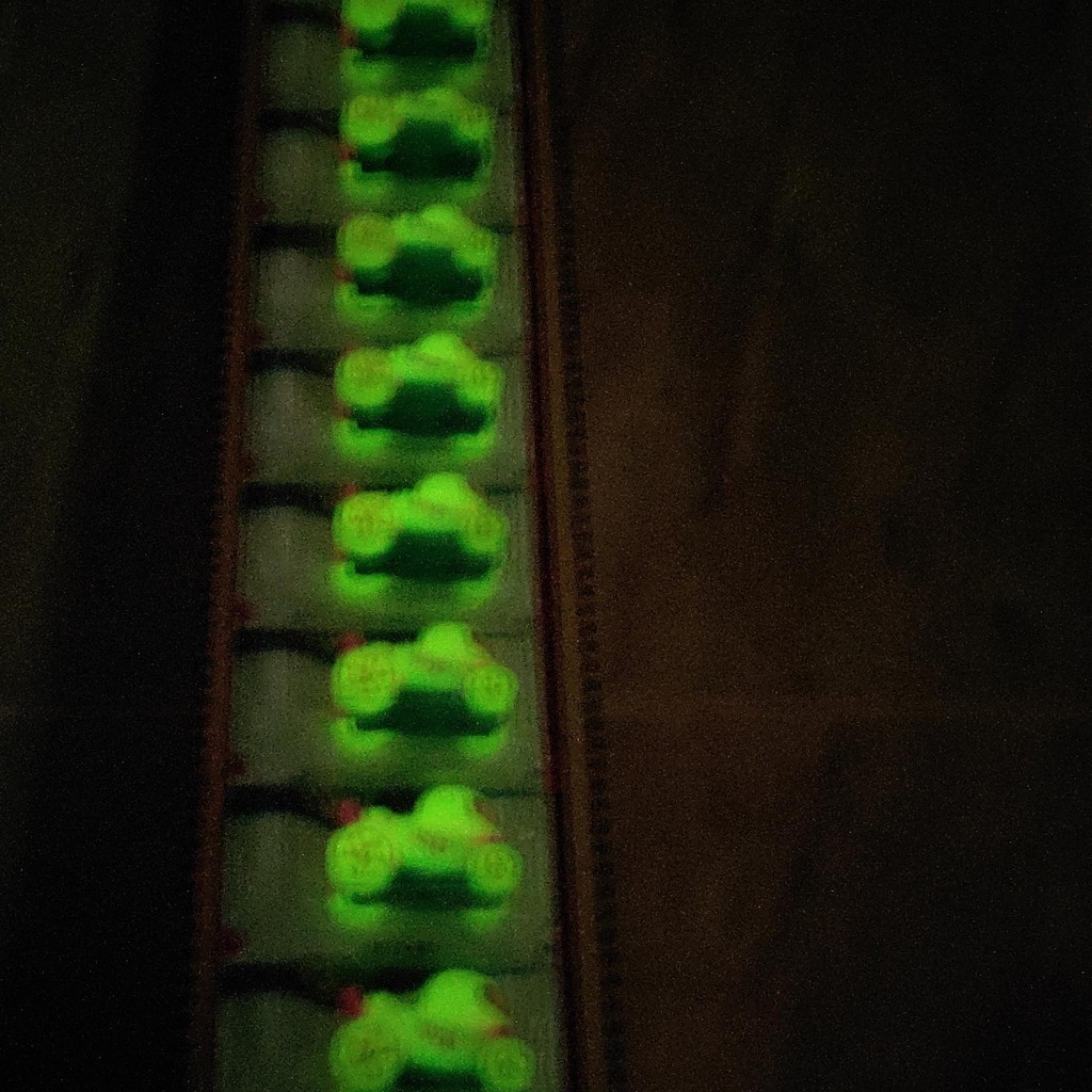 HOTWHEELS HOT WHEELS Duck N Roll Glow In The Dark J24 HTC11