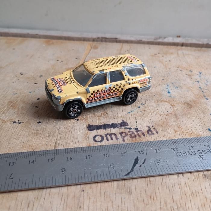 EO99 diecast majorette Toyota Runner