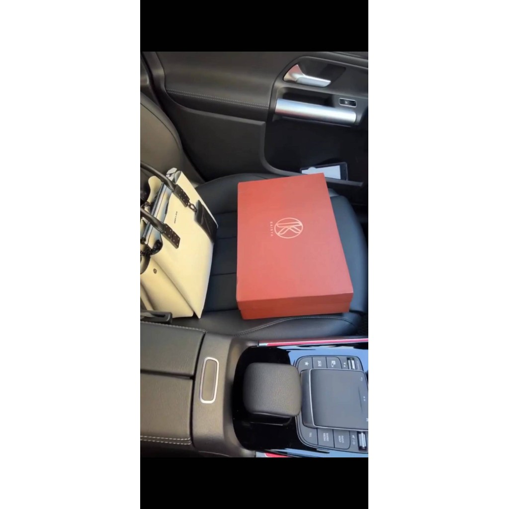 

Hard Box Eksklusif Kaisya - Kotak Kado Mewah untuk Hadiah & Hampers