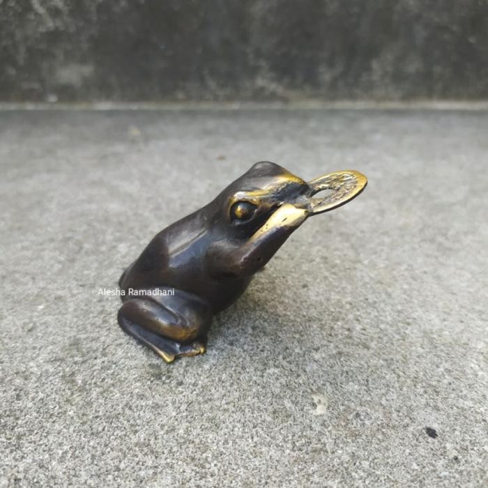 Patung Kodok Gigit Koin Bahan Kuningan | Patung Perunggu
