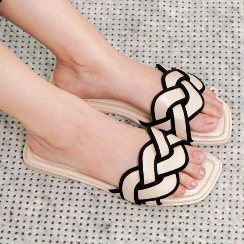 BATA- SANDAL SLOP WANITA CASUAL ON MODEL KELABANG BATA