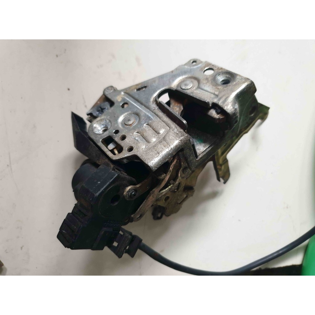 Doorlock depan kiri Mercy Mercedes W202 C180