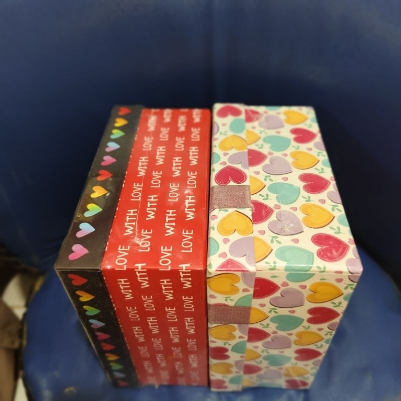 

tempat kotak kado sedang uk. 21x21x10, motif random