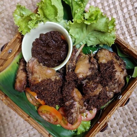 

Dapur Bunsa Bebek Ungkep Bumbu Hitam Madura 1/2 Ekor | Bebek Ungkep Bumbu Hitam Madura byDapur Bunsa