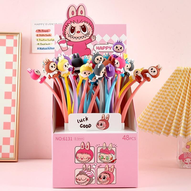

BOBOMARTS 1 PCS PULPEN LABUBU GEL PEN 0.5MM PULPEN LABUBU LENTUR BOLPOIN ANAK SEKOLAH LUCU QS-3858