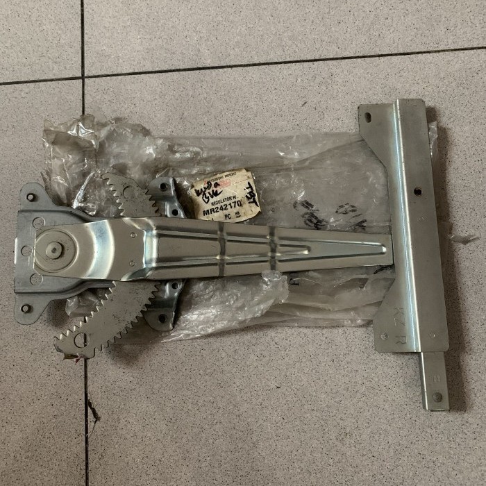 Regulator kaca pintu tengah mitsubishi KUDA  power window original