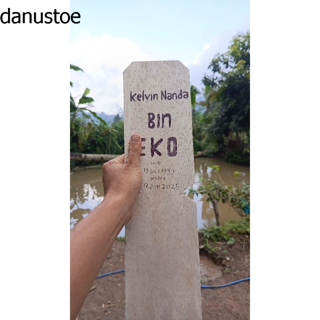 papan nisan kayu Tulisan dan polos