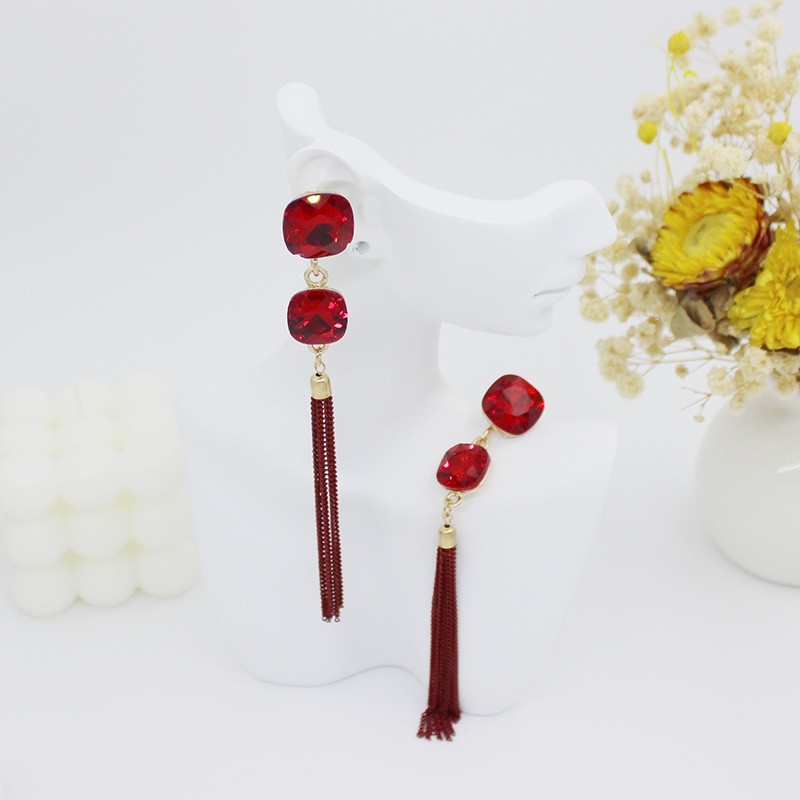 Anting-anting batu permata merah untuk wanita Anting-anting pejantan rumbai kristal merah sederhana 