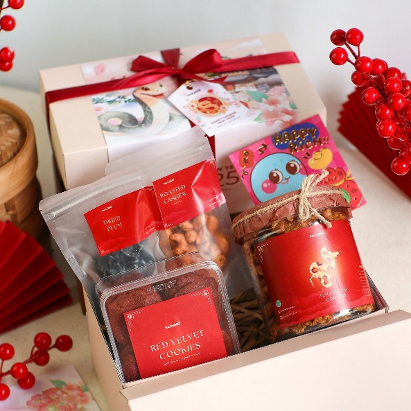 

Hampers Imlek / CNY Hampers / Parcel Imlek - Semi Hardbox - Oatmeal Cookies + Red Velvet Cookies + Kacang Mede + Miniatur Naga + FREE KARTU + PITA + VOUCHER + BUBBLE WRAP | LUCKYBITE /Update 2025