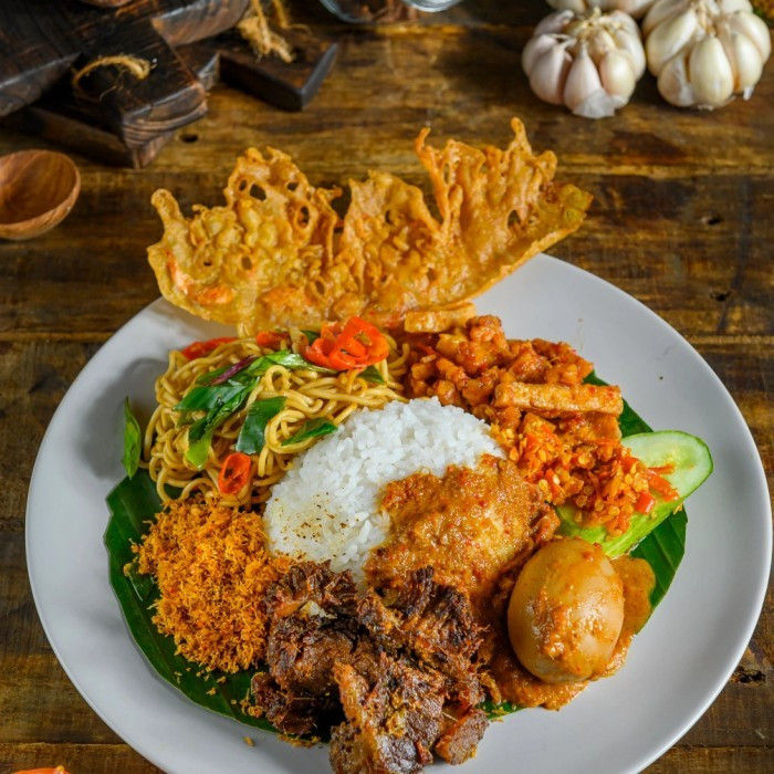 

Nasi Campur Madura Dalam Bungkus Daun Pisang