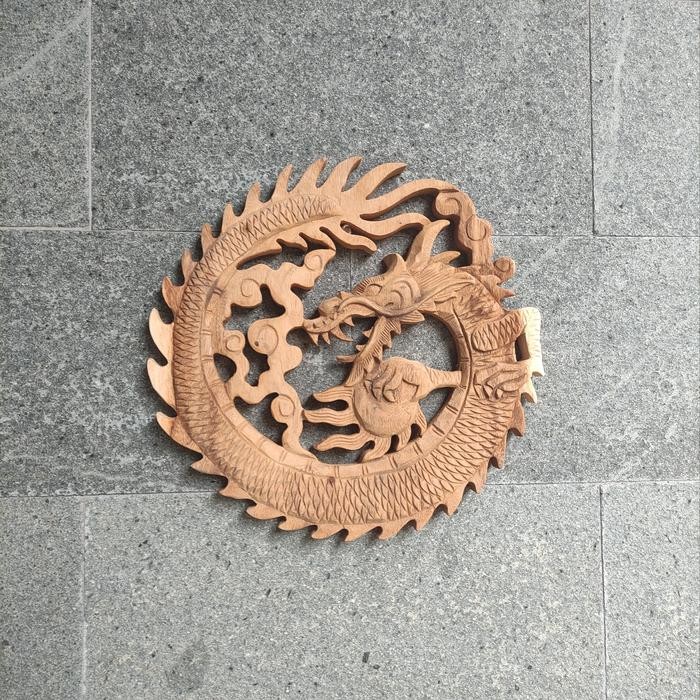 UKIRAN NAGA MELINGKAR BAHAN KAYU