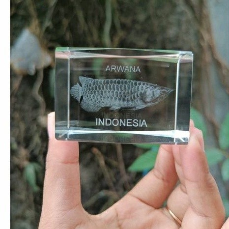 Souvenir pajangan kristal ikan Arwana oleh oleh Indonesia