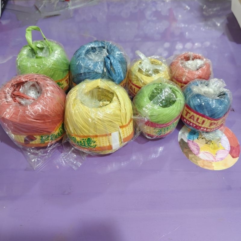 

Tali plastik, tersedia 2 variasi (150g dan 50g) dan 4 warna