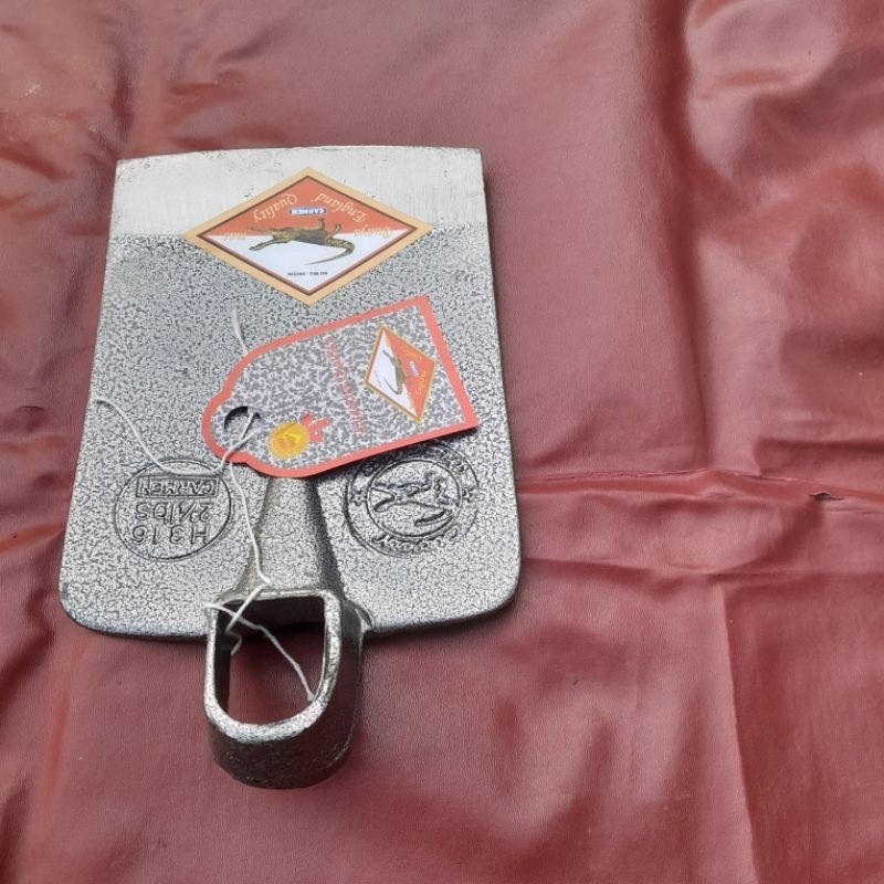 Cangkul besar cap BUAYA EMAS bahan baja