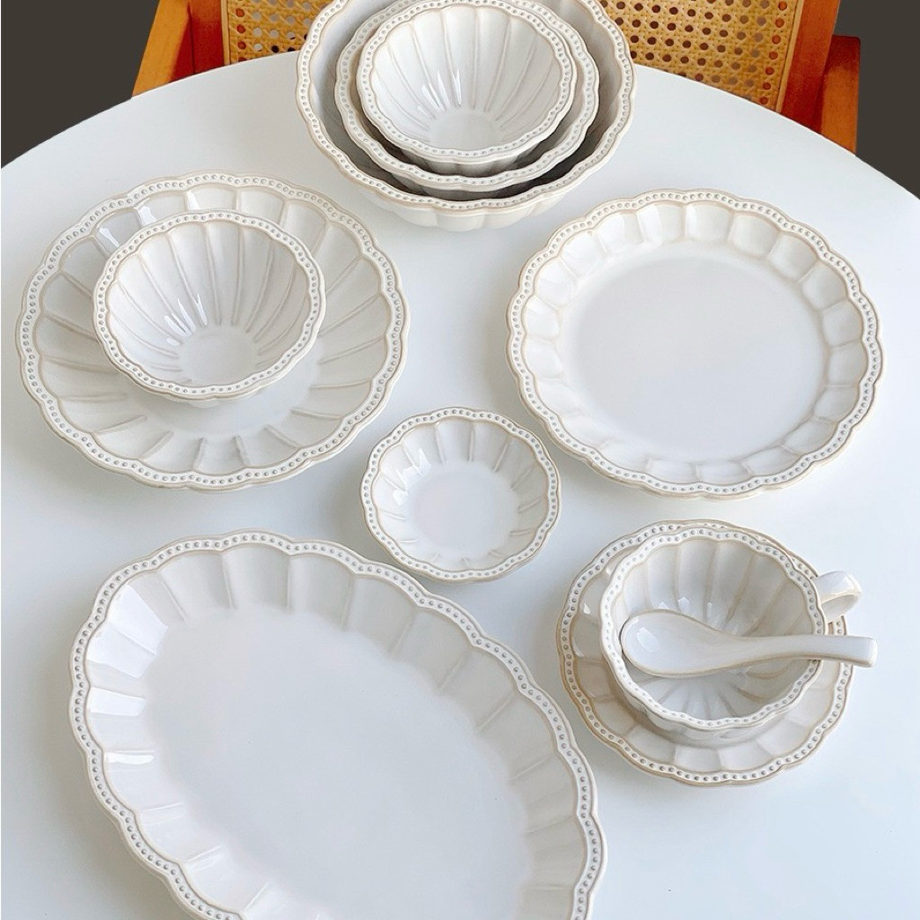 LIVINSTORE Goldy Series Piring Cangkir Set Keramik Korea Aesthetic Estetik Putih Bentuk Motif Props 