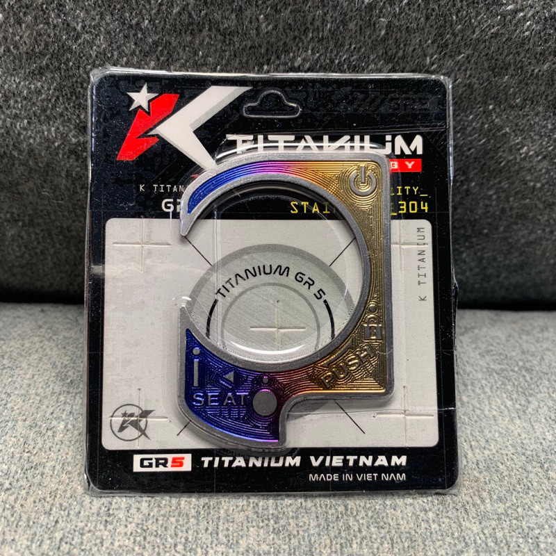 EMBLEM COVER KONCI KONTAK TITANIUM SCOOPY FI KEYLESS VARIO 125/150 KEYLESS ORIGINAL VIETNAM