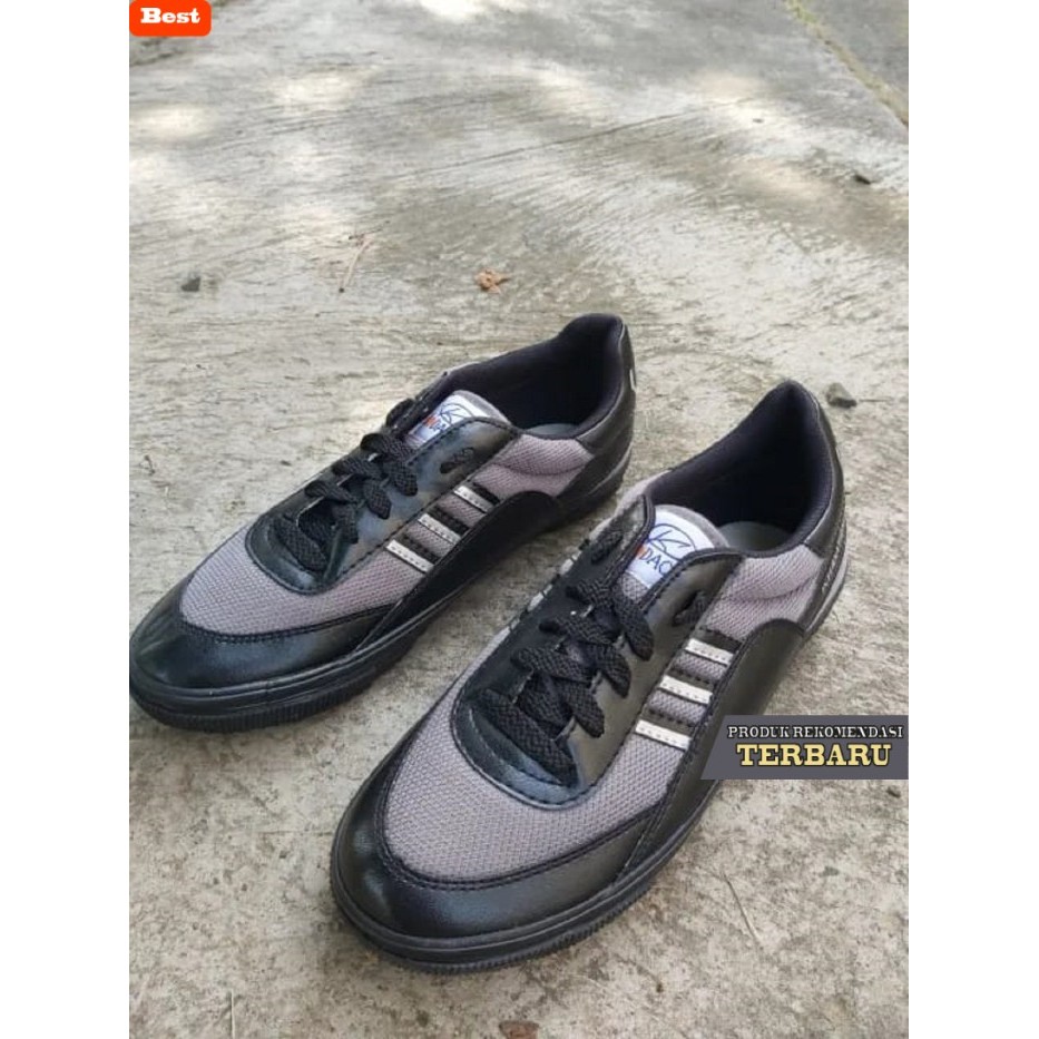 rekomendasi sepatu olahraga brand lokal Sepatu Kodachi 8116 Grey Double Black / Sepatu Kodachi Badmi
