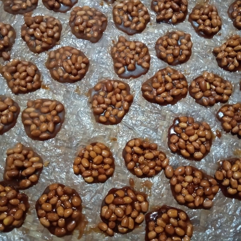 

1 kg ampyang gula kacang arum rasa gurih empuk. original dan jahe