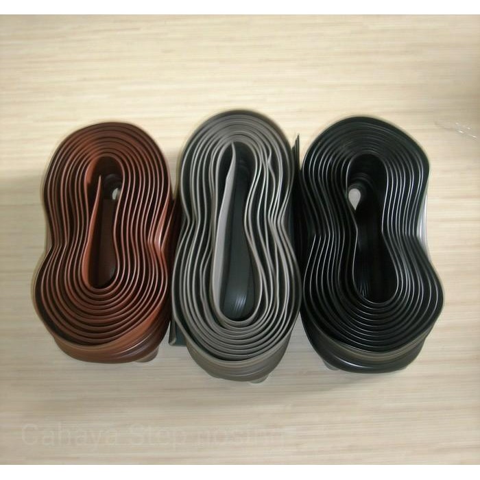 Pengaman siku tangga karet / lis tangga karet coklat polos