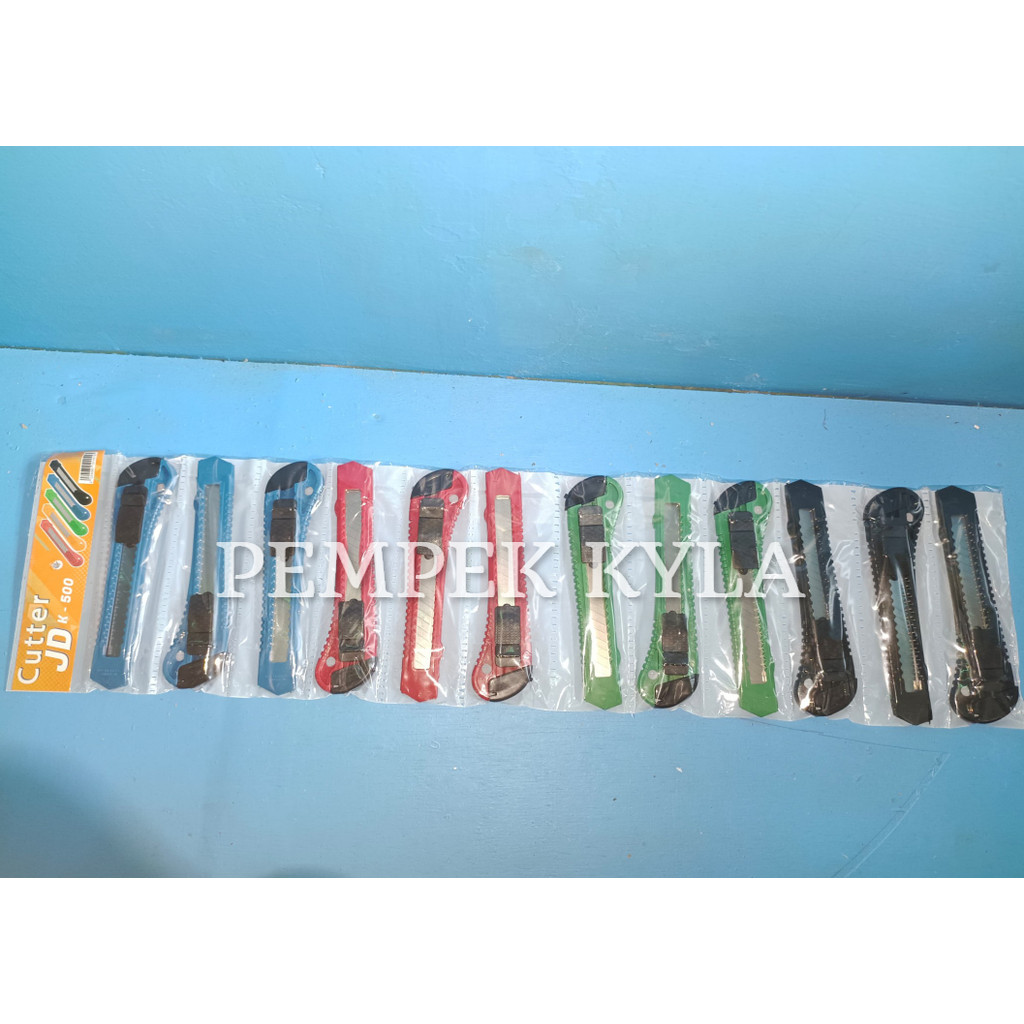 

Cutter JD-K 500 Pisau Cutter 1 renteng isi 12 pcs