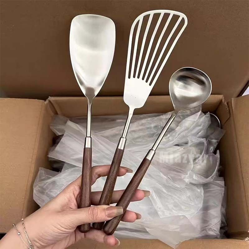 

Sendok Stainless Steel Alat Dapur Tebal Rumah Tangga Sekop Penggorengan Gagang Kayu Mia