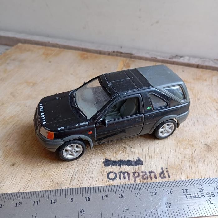 EO99 diecast Welly land Rover minus
